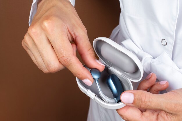 Jak nowoczesne technologie wspierają diagnostykę i leczenie problemów ze słuchem?