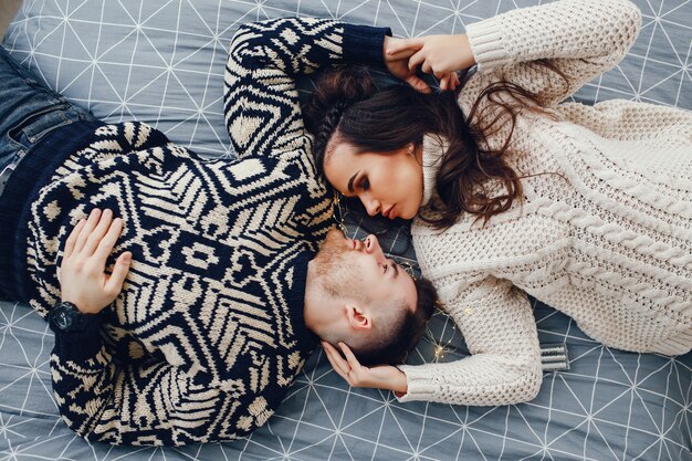 Jakie materiały wybrać, aby stworzyć wyjątkową stylizację na chłodne dni?