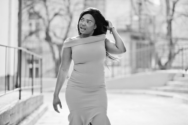 Jak wybrać idealną sukienkę plus size na wesele, aby czuć się pewnie i komfortowo?